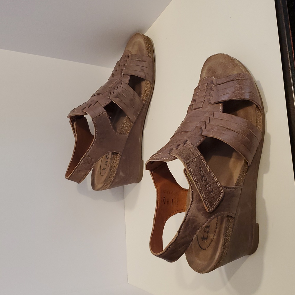 Taos Women's Tradition Wedge Sandal In Dark Taupe Leather Size 7-7.5 - Picture 3 of 10